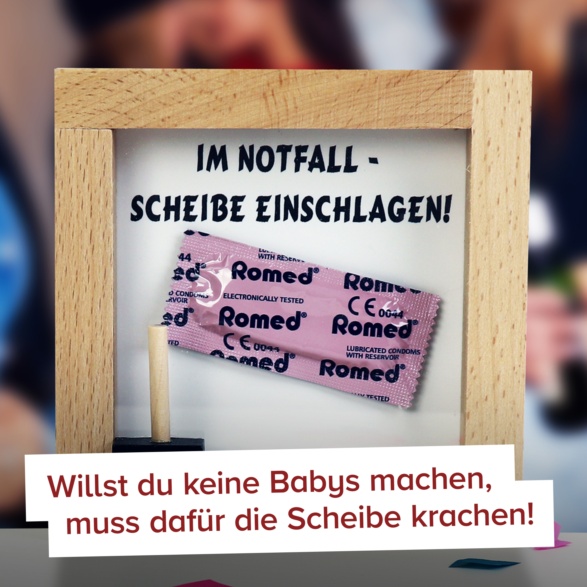 Notfall Kondom im Holzrahmen witziger Scherzartikel zum Verschenken