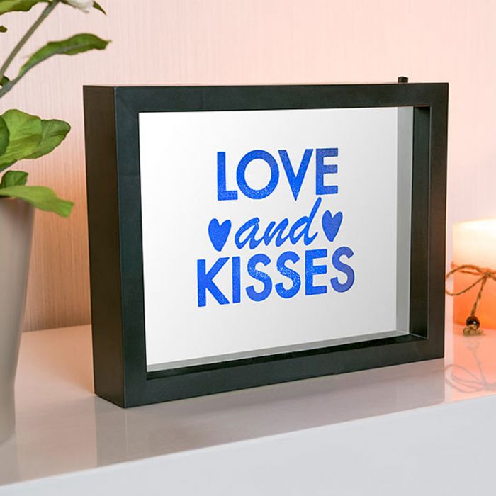LED Rahmen mit Farbwechsel - Love And Kisses