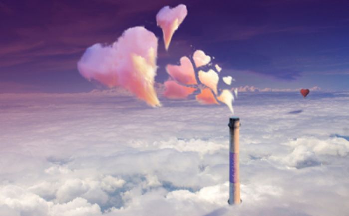 Romantischer Fallschirmsprung durch Wolke 7