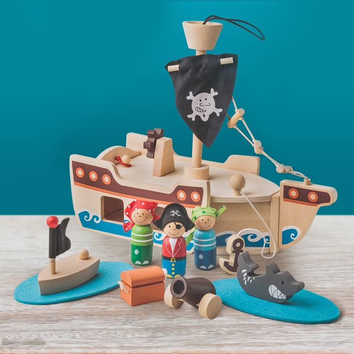Piratenschiff mit Holzfiguren