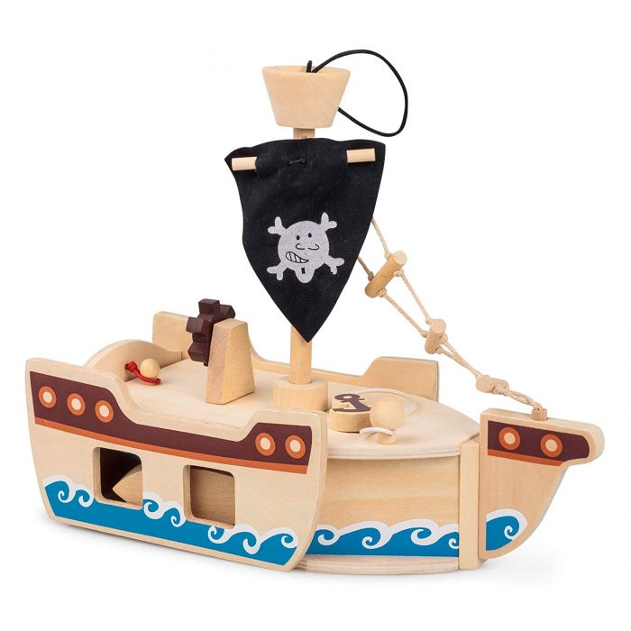 Piratenschiff mit Holzfiguren