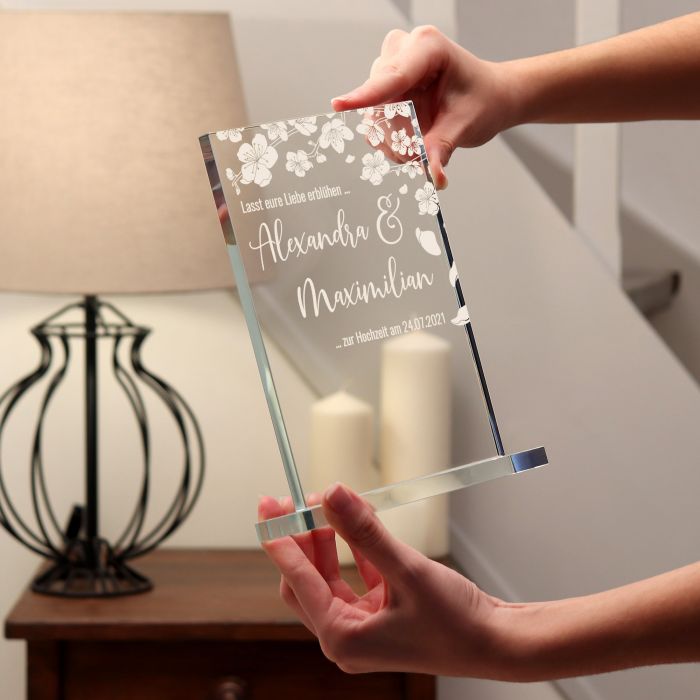 Personalisierter Glaspokal zur Hochzeit - Blühende Liebe