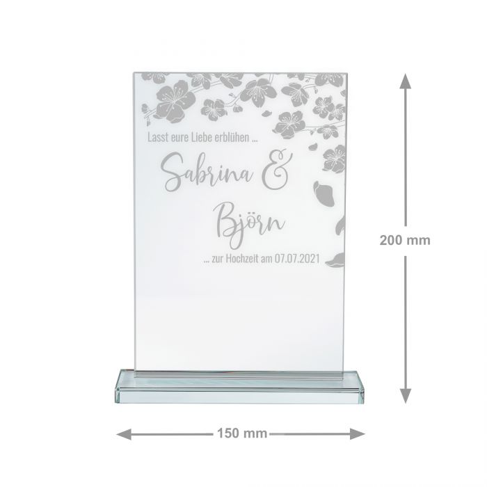 Personalisierter Glaspokal zur Hochzeit - Blühende Liebe