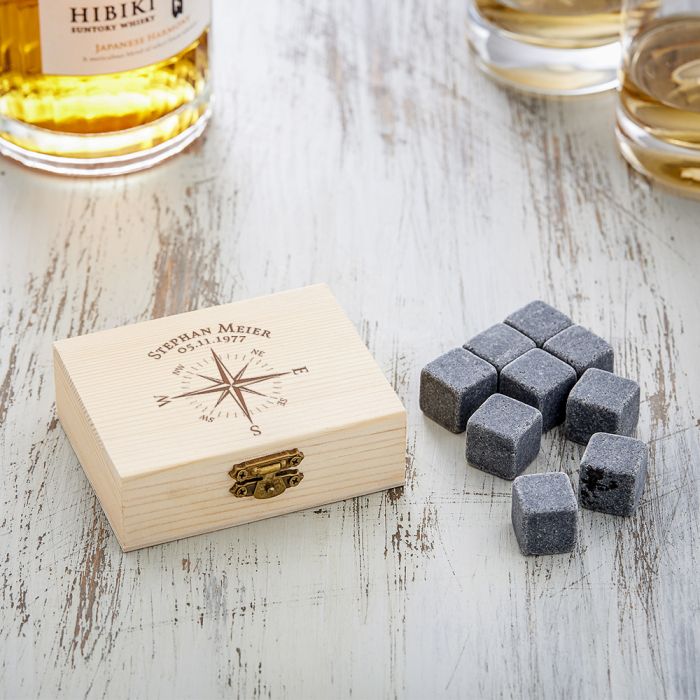 Pierres à whisky dans boîte en bois avec gravure - boussole 