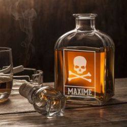 Carafe � whisky � Avec gravure de t�te de mort
