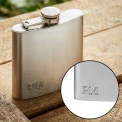 Flasque avec gravure � initiales 