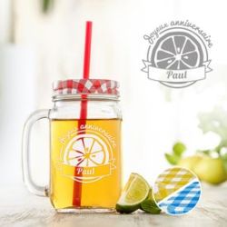 Verre avec couvercle et paille pour l'anniversaire