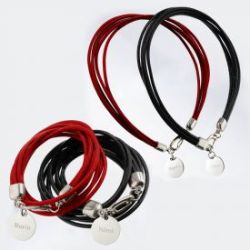 Bracelet � m�daillon grav�