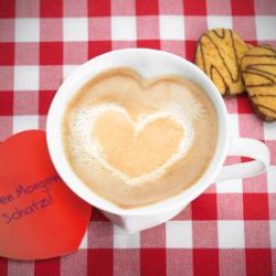 Tasse en forme de c�ur en porcelaine avec �tiquette cadeau