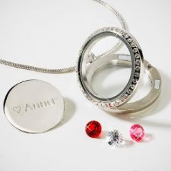 Collier avec m�daillon grav�